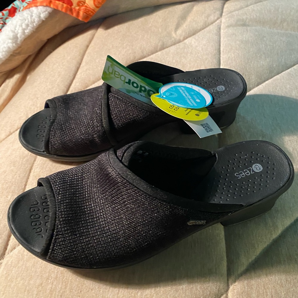 New never worn a very comfortable shoe